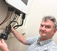 Do obecních fotovoltaik míří tisíce digitálních dat denně. Obce neví, odkud přicházejí 